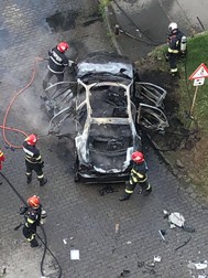 Mașina complet carbonizată. Foto: Ale Onsbdrig