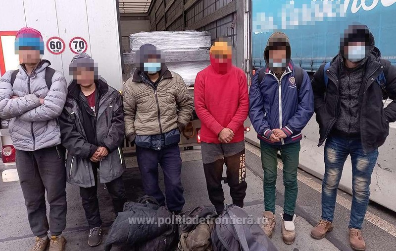27 de migranți afgani ascunși în două TIR-uri, depistați de polițiștii de frontieră
