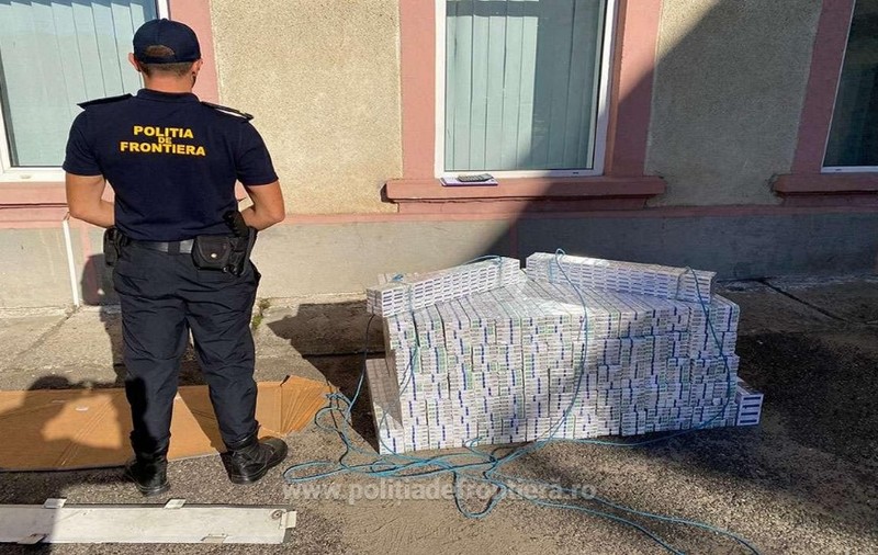 Țigări de contrabandă în valoare de 78.400 lei, descoperite de polițiștii de frontieră în tavanul fals al unui microbuz