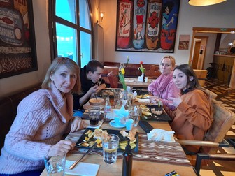Olena, Arsenti, Nastia si Ilona la restaurant, în Sibiu