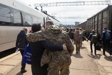 Un soldat și soția sa pe peronul gării din Kramatorsk Foto: Profimedia