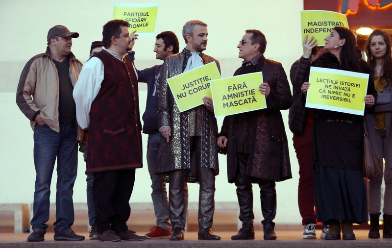 Un nou protest în fața Teatrului Național din București. Actorii au protestat în haine de epocă, înaintea unui spectacol