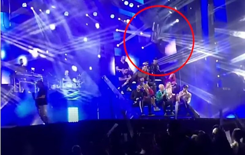 O acrobată a căzut de la înălțime în timpul unui spectacol muzical în Spania
