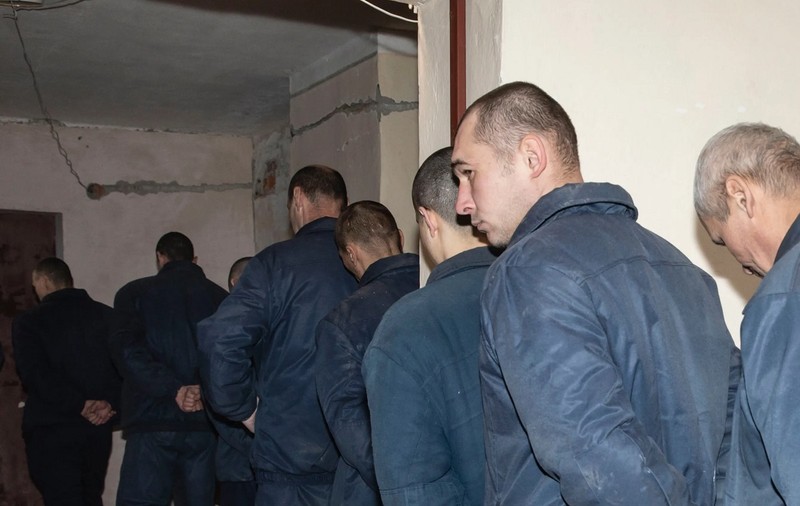 Imagini dintr-un lagăr unde ucrainenii țin prizonierii ruși și-i pun să confecționeze canapele și pungi de hârtie