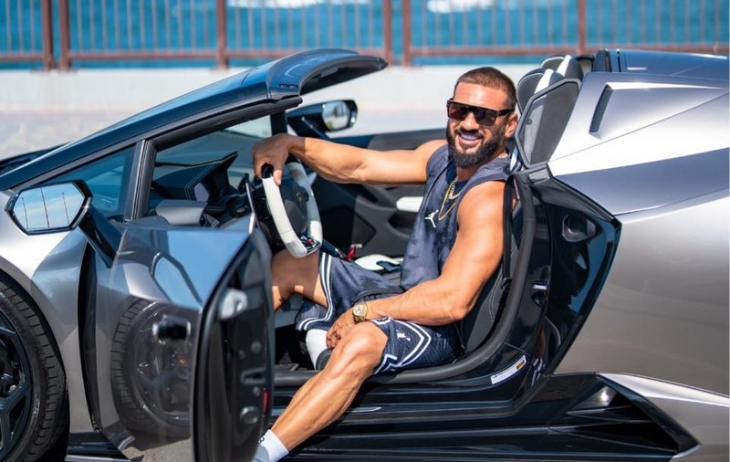 Dorian Popa nu are credite la bancă și nici abonament la telefon. „Eu sunt sărac, am cartelă” și „să faci bani legal, cinstit, nu este nimic rău”, spune el