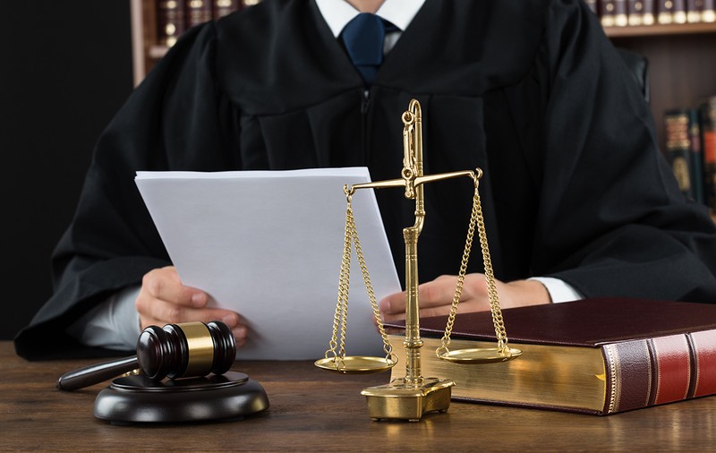 Mari erori judiciare din România. Cum a fost condamnat un tânăr la 22 de ani de închisoare pentru o crimă pe care nu a comis-o, în baza unui fir de păr