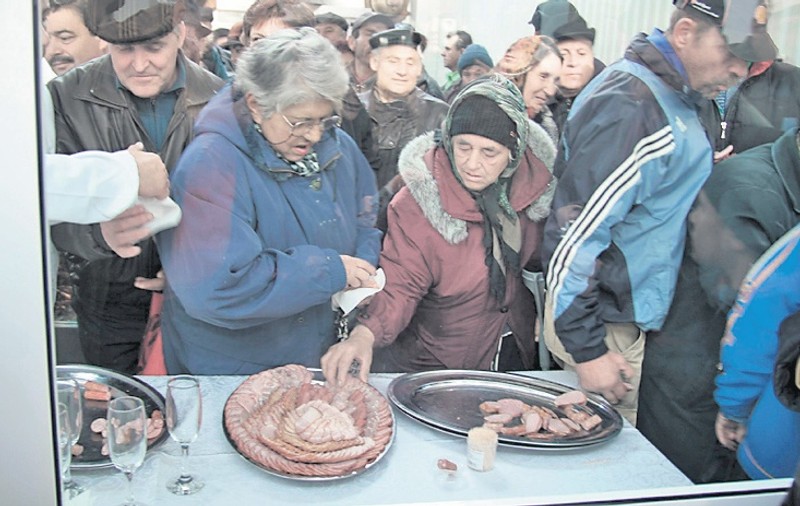 S-au înghesuit să ia câteva feliuţe de mezeluri gratis!