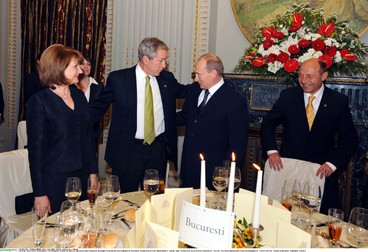 Summit-ul NATO de la București: Președintele SUA George W. Bush, Președintele Rusiei Vladimir Putin și Președintele României Traian Băsescu participă la un banchet, 3 aprilie 2008. Foto: Hepta