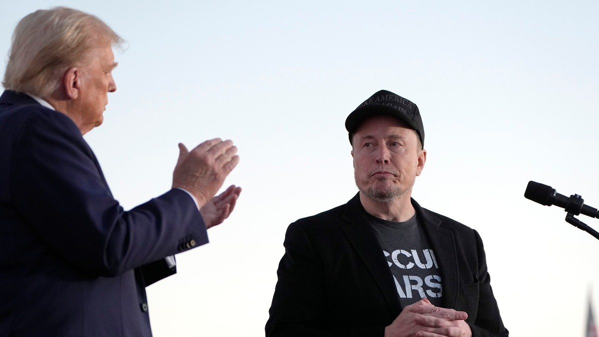 Elon Musk, alături de Donald Trump în timpul unui eveniment care a avut loc în campania prezidențială din 2024.