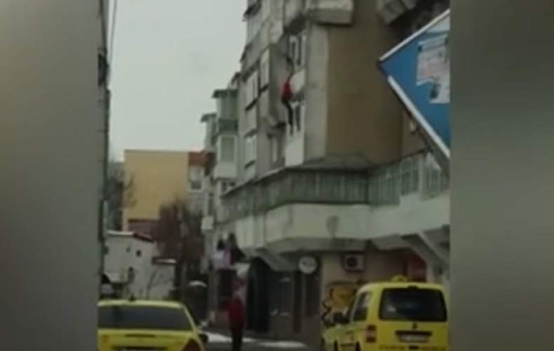 Un bărbat a fost împins de la balcon în Roman. Fiul acestuia e acuzat de comiterea faptei îngrozitoare / VIDEO