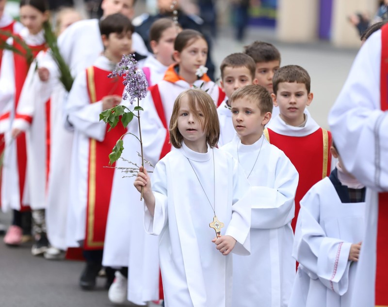 Pelerinajul de Florii, în București: sute de credincioși catolici au participat azi la tradiționala procesiune religioasă