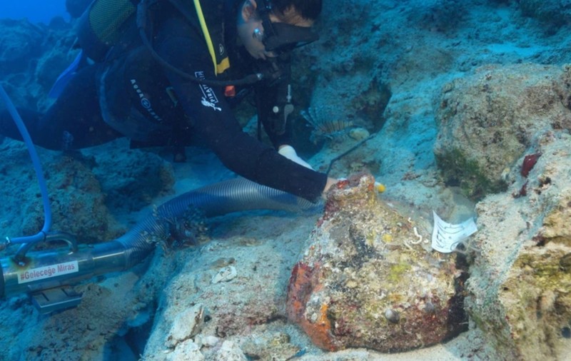 Cea mai veche epavă din lume, descoperită de arheologi, în Turcia Amfore vechi de 4700 de ani au fost găsite pe fundul mării. Sursă foto: Hakan Öniz.