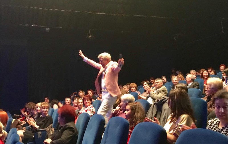 VIDEO / Ion Dichiseanu încă face furori printre femei, la 85 de ani! Peste 500 de spectatoare au ținut să-l vadă pe scenă