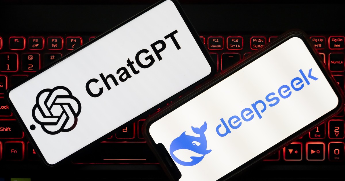 Două telefoane negre care au afișate pe ecran logo-urile ChatGPT și DeepSeek.