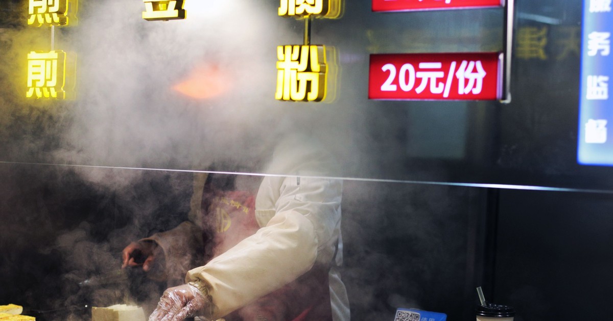 Un vânzător la piața alimentară stradală Wangfujing din Beijing. Imagine cu caracter ilustrativ. Foto: Hepta.