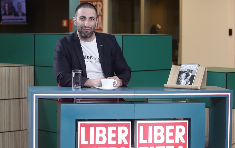 VIDEO EXCLUSIV/ Radu F Constantinescu fuge de titulatura de „psiholog”, dar oamenii îl cataloghează ca fiind unul. „Ne întreabă dacă facem terapie de cuplu”