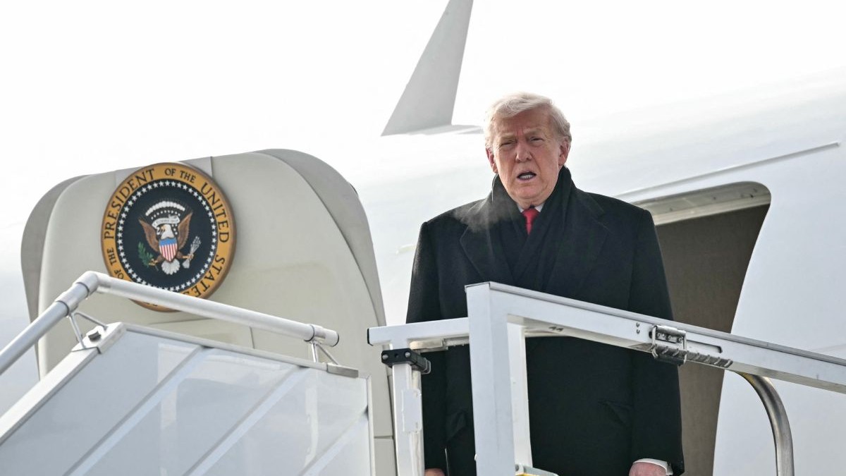 Donald Trump iese din avion, pe aeroportul din Elveția