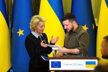Președinta Comisiei Europene, Ursula von der Leyen, înmânează președintelui Volodimir Zelenski chestionarul privind aderarea la Uniunea Europeană a Ucrainei, pe 8 aprilie 2022. Foto: Profimedia