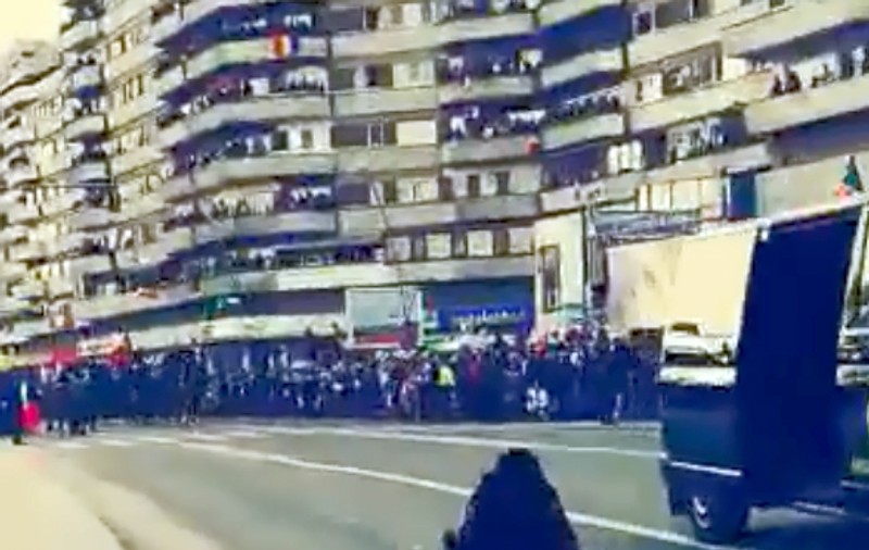 O angajată SRI a căzut din mașină în timpul paradei de la Alba Iulia. Scena a fost filmată / VIDEO