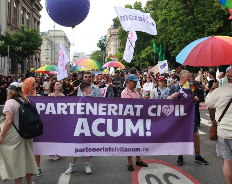 Marșul Bucharest Pride 2026: zeci de mii de oameni cer drepturi egale pentru comunitatea LGBT+ și parteneriat civil pe Calea Victoriei