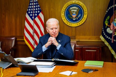 Joe Biden vorbește prin videoconferință cu Vladimir Putin din Camp David, reședința președințială pe 12 februarie 2022. Foto: Profimedia