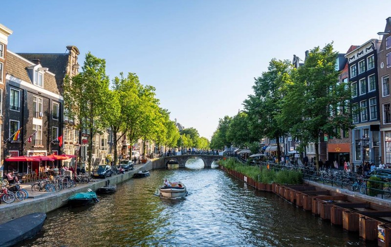 Amsterdam instalează sute de scări mici de-a lungul canalelor sale. Care este obiectivul autorităților
