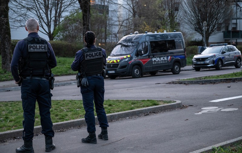 Sute de elevi de la aproximativ 40 de licee din Franţa, ameninţaţi cu decapitarea într-un e-mail. Autorul mesajului, căutat