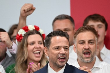 Pro-europeanul Rafal Trzaskowski, primar al Varșoviei, revendică victoria în alegerile prezidențiale, dar scorul este aproape egal, Foto: Profimedia Images