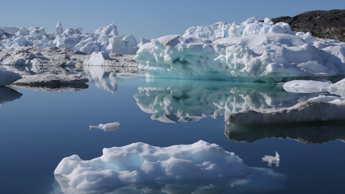 Topirea aisbergurilor aglomerează fiordul Ilulissat pe 15 iulie 2024, lângă Ilulissat, Groenlanda.