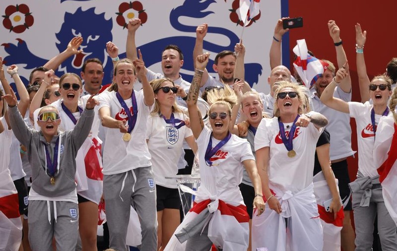 Colosală diferența financiară între fotbalul feminin și cel masculin. Un jucător mediu din Premier League câștigă într-o săptămână cât ia o jucătoare în doi ani!