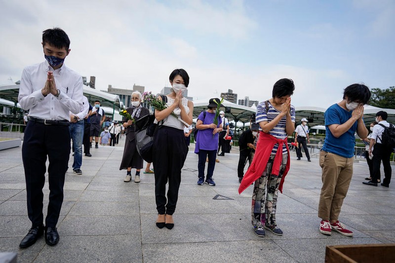 Oamenii se roagă în fața unui monument din Parcul Memorial al Păcii din Hiroshima FOTO: EPA-EFE/DAI KUROKAWA
