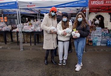 Reghina, Adelina și Andreea au venit să ajute cu ce pot refugiații