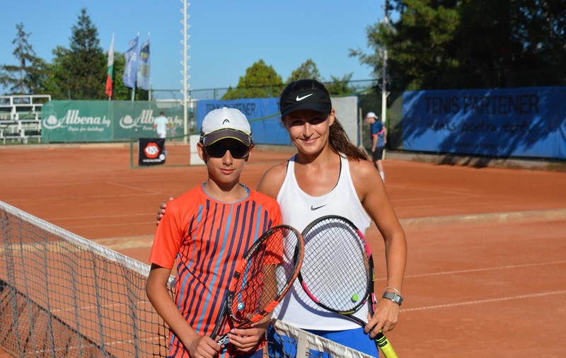 Turneele marca Tenis Partener și Tenis10 domină plaja de la Albena. Timp de 7 zile au loc probe de joc pentru pasionații de sportul alb mari și mici / GALERIE FOTO