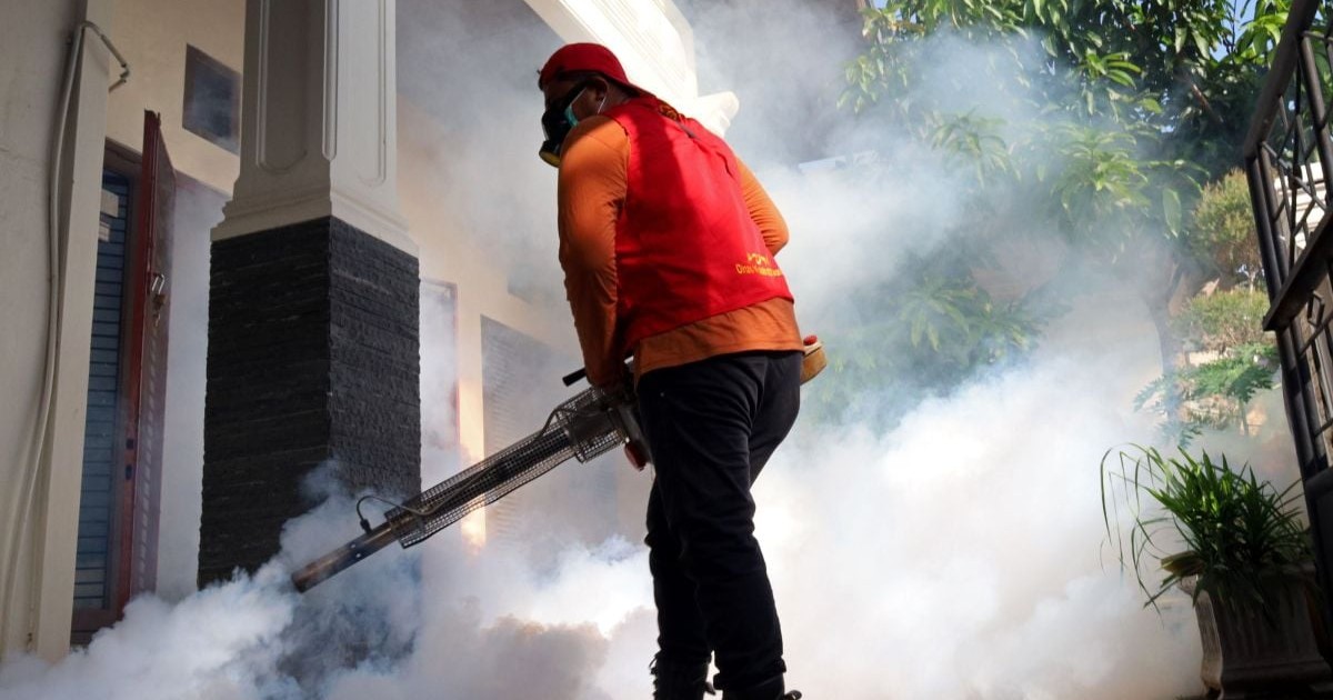 Lucrători din domeniul sănătățiifolosesc insecticid împotriva țânțarilor în satul Mulya, districtul Kuta Alam, orașul Banda Aceh, Indonezia, miercuri, 22 ianuarie 2025