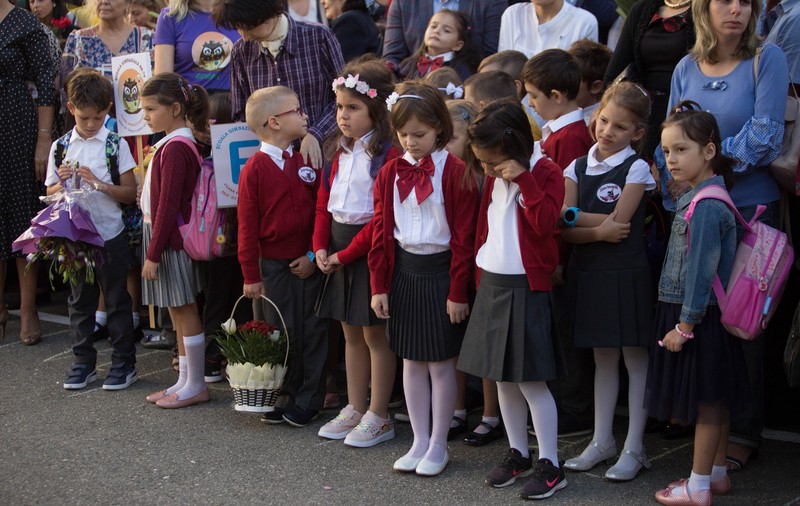 Noua lege a educației limitează înscrierea în clasa pregătitoare pentru copii de 6 ani, nu mai mici. Fondatorul Dexonline protestează