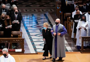 Fosta şefă a diplomaţiei americane Madeleine Albright, la funeraliile lui Colin Powell de la Catedrala din Washington. Foto: EPA