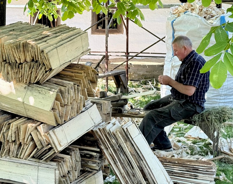 Patru meșteri din Maramureș refac, ca acum un secol, o casă din inima Bucureștiului: „Asta-i istoria! Facem totul manual, ca pe vremuri”