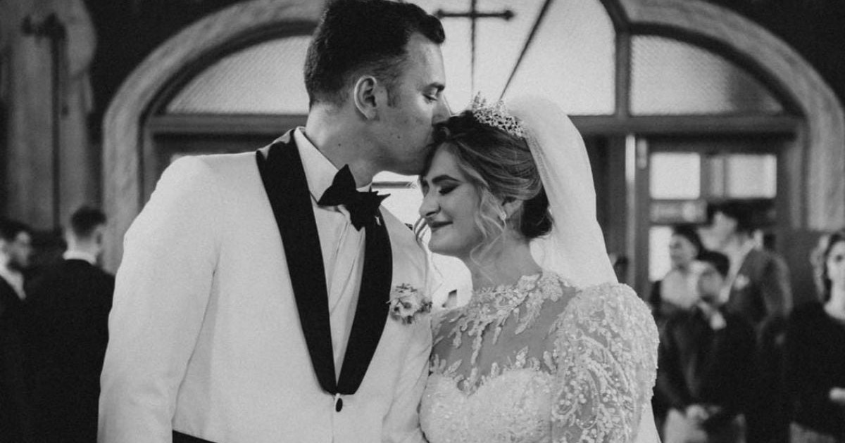 Octavian Palferenț și soția lui, Daniela, îmbrăcați în mire și mireasă, la nunta lor