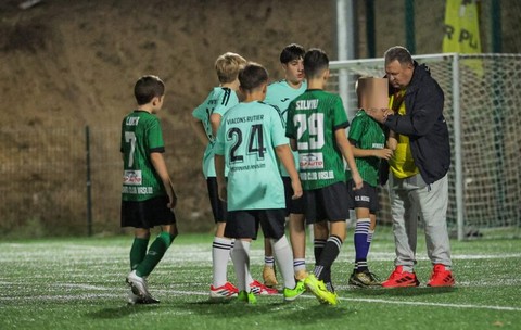 Scene halucinante la un meci de juniori! Un fost jucător din Liga 1, gest oribil la adresa unui copil. Totul s-a petrecut din cauza unei pase greșite