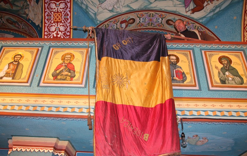 Drapel pentru Marea Unire din 1918, salvat de la distrugere. Tricolorul cusut cu fir de aur a fost ascuns 50 de ani într-o biserică