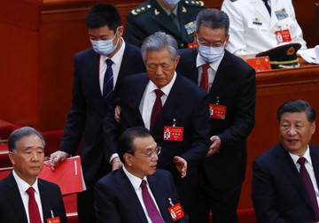 Escortat afară din sală, Hu Jintao îl bate pe umăr pe premierul Li Keqiang FOTO: EPA