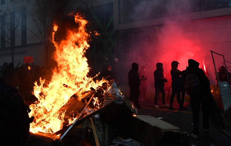 Incidente la Paris între protestatari și forțele de ordine. Mașini incendiate, gaze lacrimogene și focuri de artificii