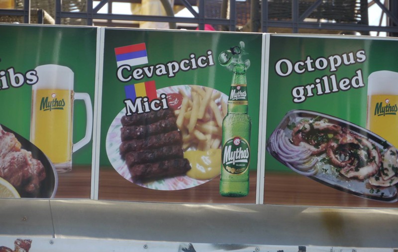 FOTO EXCLUSIV/ România a cucerit Paralia! Ciorbă de burtă și mici la tavernă, bere la pet pe plajă!