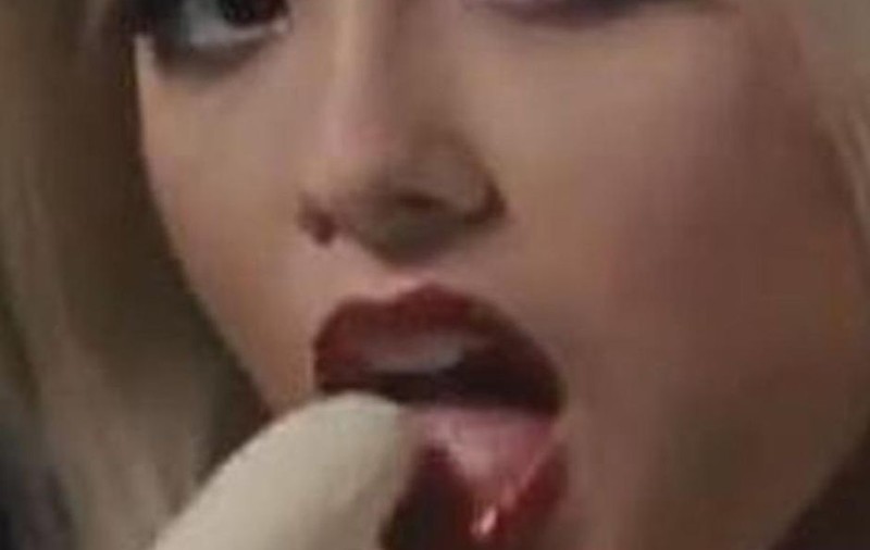 Scenele astea vor înfierbânta bărbaţii! Alexandra Dinu decojeşte şi muşcă banana ca o maestră | FOTO+VIDEO