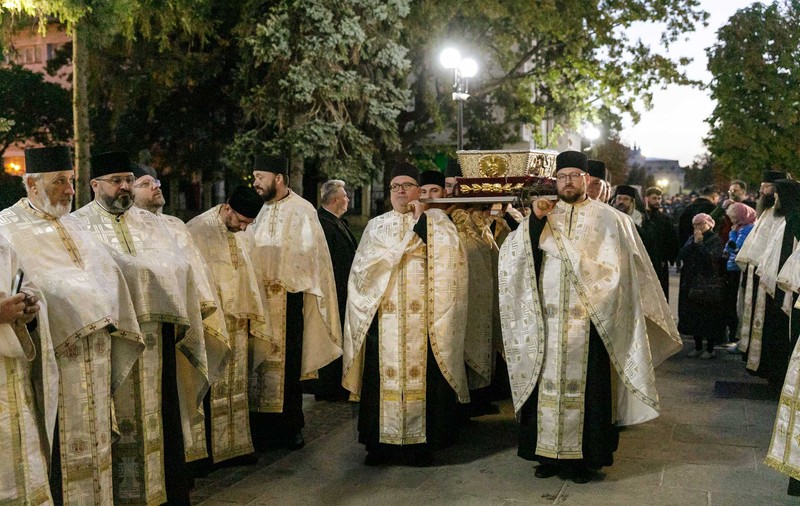 Pelerinajul la moaştele Sfintei Parascheva a început azi. Mii de credincioși aşteaptă la rând să se închine la raclă