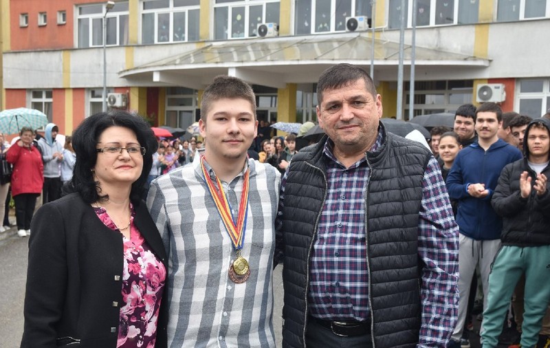 Raul, un liceean din Maramureș, primit cu aplauze la școală, după ce a câștigat Olimpiada de Inteligență Artificială