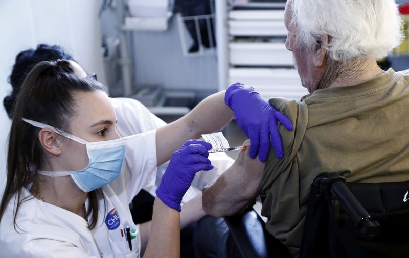 „Scenariul horror” în lupta cu COVID, în opinia unui expert britanic. ”Nu ar fi o surpriză dacă virusul se va schimba atât de mult încât vaccinurile nu vor mai funcționa”