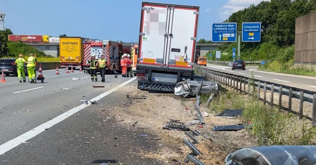 Scena unui accident rutier în care au fost implicate mai multe vehicule, între care și un camion, pe o autostradă.