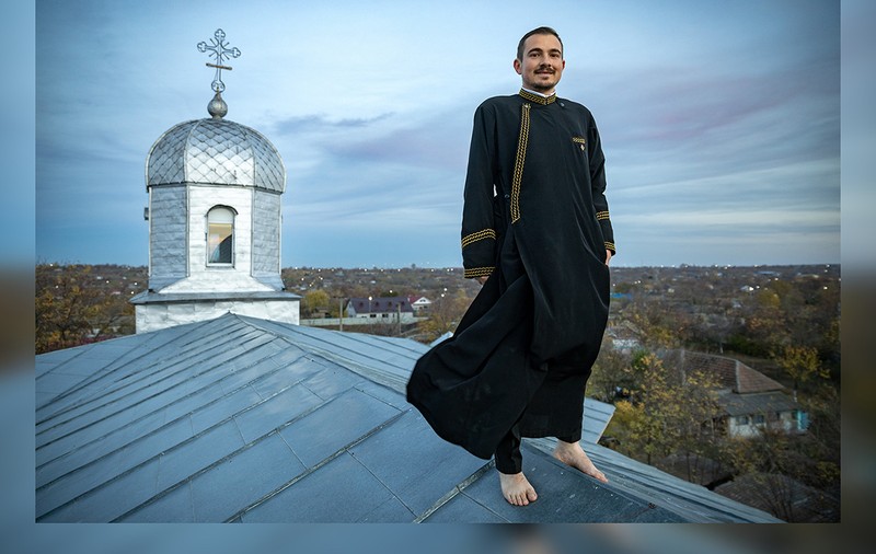 Fața nevăzută a Bisericii Ortodoxe Române. Preotul care munceşte ca salahor pentru a repara casa unei fete de 8 ani