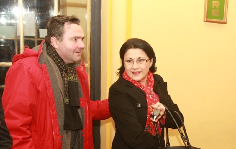 Ecaterina Andronescu poartă eşarfă roşie de firmă!